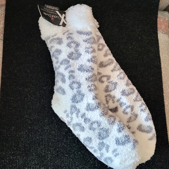 *NEW* CUDDL DUDS Ivory Faux Shearling Lined Leopard Print Lounge Socks Size 4-10 - Picture 2 of 4